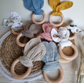 Geef foto weer in Gallery viewer, Houten bijtring met zachte konijnenoren - Zivē
