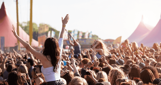 Festival ready: dé essentials voor een zomer vol muziek en vrijheid - Zivē