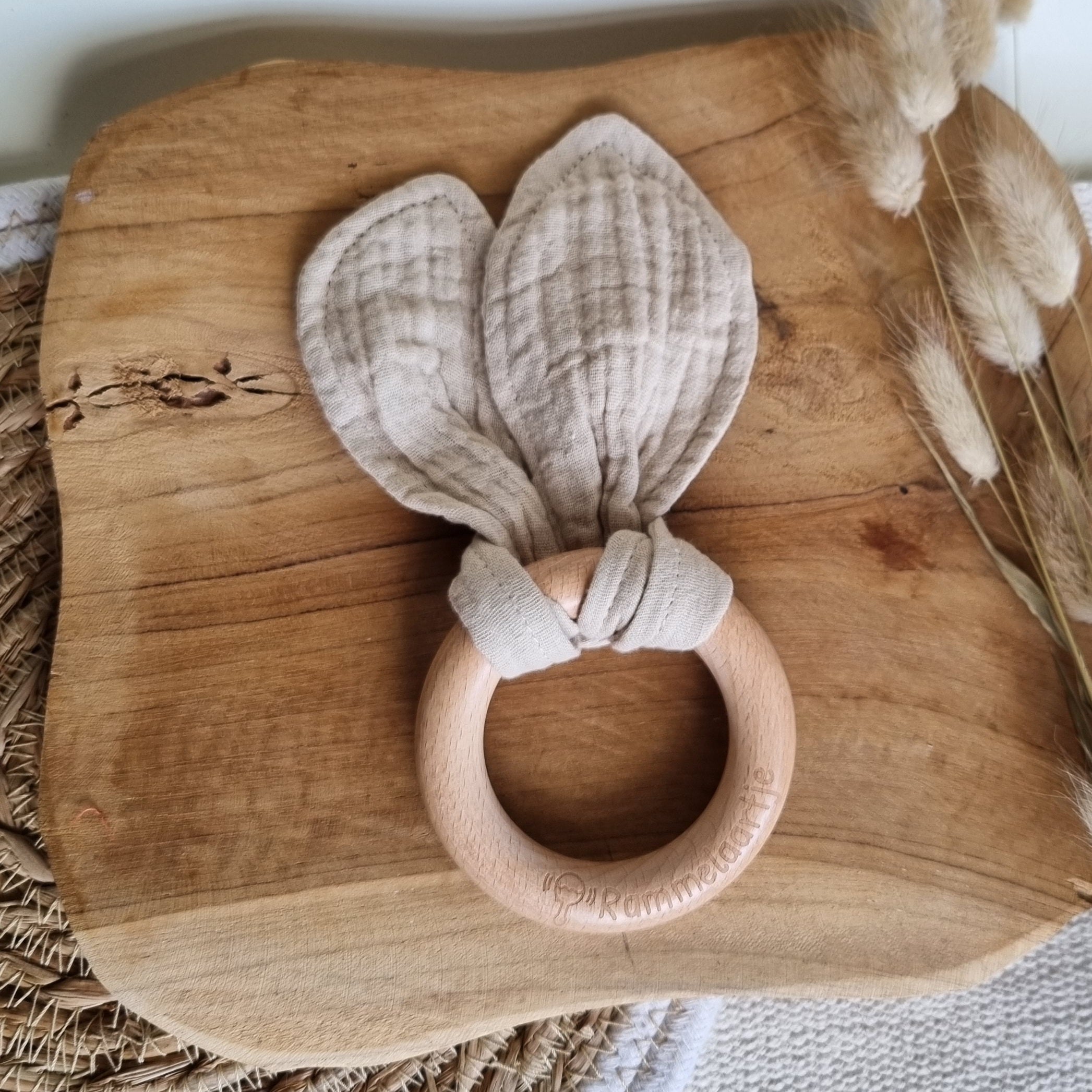 Houten bijtring met zachte konijnenoren